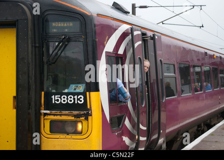 East Midlands Züge (EMT) Zug 158813 158 Klasse Grantham Bahnhof auf Weg nach Norwich und bewachen ein böses Gesicht aus offenen Tür Stockfoto