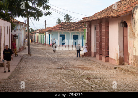 Kuba, Trinidad. Späten Nachmittag Straßenszene. Mann auf dem Rücken der Pferde. Stockfoto