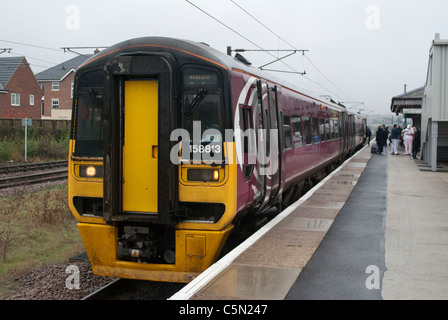 East Midlands Züge (EMT) Zug 158813 158-Klasse in Grantham Bahnhof auf Weg nach Norwich mit Passagiere aussteigen Stockfoto