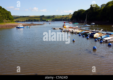 Steg und Booten im Stoke Gabriel an der Mündung des Flusses Dart in Devon, Südengland Stockfoto