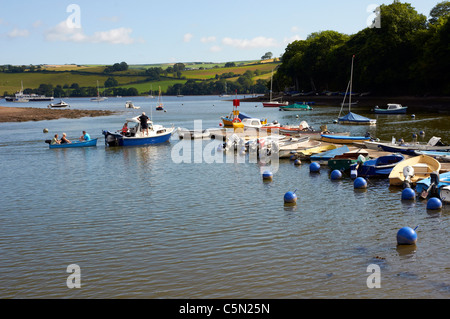 Steg und Booten im Stoke Gabriel an der Mündung des Flusses Dart in Devon, Südengland Stockfoto