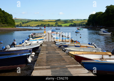 Steg und Booten im Stoke Gabriel an der Mündung des Flusses Dart in Devon, Südengland Stockfoto