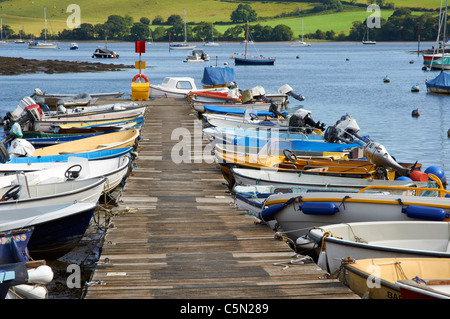 Steg und Booten im Stoke Gabriel an der Mündung des Flusses Dart in Devon, Südengland Stockfoto