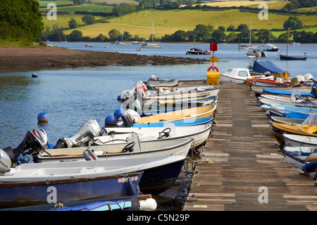 Steg und Booten im Stoke Gabriel an der Mündung des Flusses Dart in Devon, Südengland Stockfoto