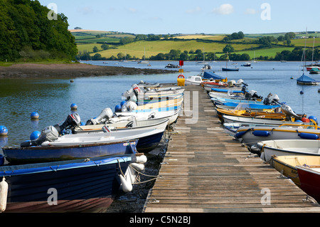 Steg und Booten im Stoke Gabriel an der Mündung des Flusses Dart in Devon, Südengland Stockfoto