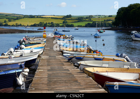 Steg und Booten im Stoke Gabriel an der Mündung des Flusses Dart in Devon, Südengland Stockfoto