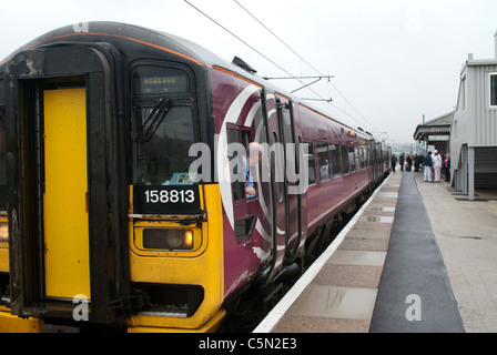 East Midlands Züge (EMT) Zug 158813 158-Klasse in Grantham Bahnhof auf Weg nach Norwich mit Fahrer aus dem Fenster gelehnt Stockfoto