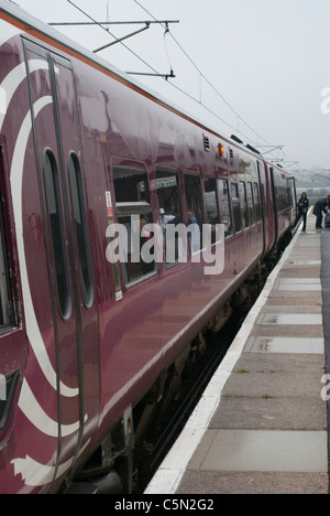 East Midlands Züge (EMT) Zug 158813 158-Klasse in Grantham Bahnhof auf Weg nach Norwich mit Passagiere aussteigen Stockfoto