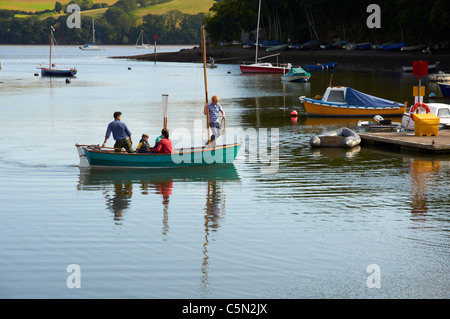 Steg und Boote bei Stoke Gabriel an der Mündung des Flusses Dart in Devon, Südengland mit Boot nähert sich Steganlage Stockfoto