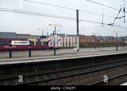 East Midlands Züge (EMT) Zug 158 Klasse Grantham Bahnhof mit Drähten und Schienen im Vordergrund Stockfoto