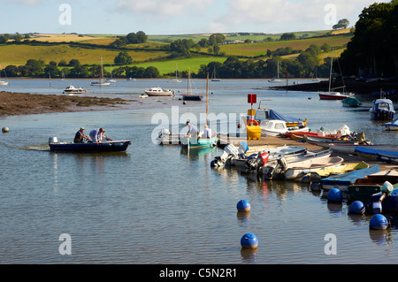 Steg und Booten im Stoke Gabriel an der Mündung des Flusses Dart in Devon, Südengland Stockfoto