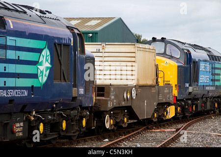 Direct Rail Service 37682 37688 Diesellokomotiven der Baureihe 37 DRS  Zugtransport des abgebrannten Kernbrennstoffkolbens in Morecambe, Lancashire, Vereinigtes Königreich Stockfoto