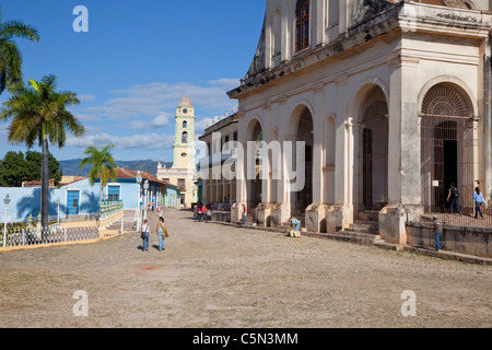 Kuba, Trinidad.  Kirche der Heiligen Dreifaltigkeit.   Glockenturm der Kirche des Klosters von San Francisco im Hintergrund. Stockfoto