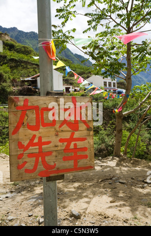 Eine handschriftliche Zeichen in China mit chinesischen Schriftzeichen, die Werbung einer Wassers'stop' / Auto Service um zu tanken / Auto waschen Stockfoto