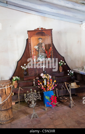 Kuba, Trinidad. Ein Schrein von St. Anthony, San Antonio, der afrikanische Gott Ogun darstellt.  Christian-African Synkretismus. Stockfoto