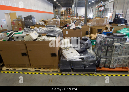 Haufen von veralteten Elektronik und High-Tech-Geräte, gesammelt und sortiert für das recycling in Austin Lager Stockfoto