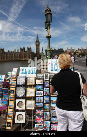 A stall, Verkauf von Souvenirs und Postkarten auf Westminster Bridge, London, England, U.K Stockfoto