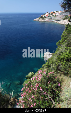 Hotel Rixos Libertas, Dubrovnik, Kroatien von der Küste aus gesehen. Stockfoto