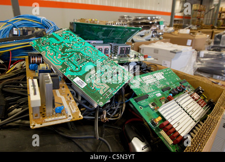 Haufen von veralteten Elektronik und High-Tech-Geräte, gesammelt und sortiert für das recycling in Austin Lager Stockfoto