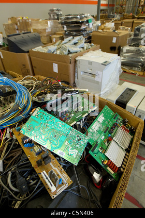 Haufen von veralteten Elektronik und High-Tech-Geräte, gesammelt und sortiert für das recycling in Austin Lager Stockfoto