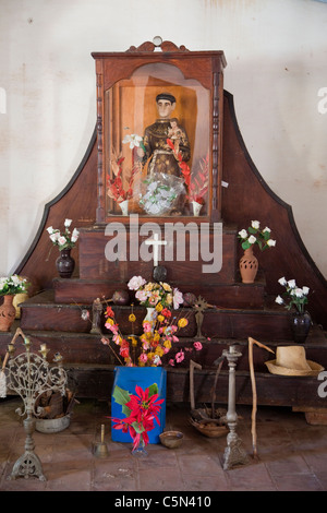 Kuba, Trinidad. Ein Schrein von St. Anthony, San Antonio, der afrikanische Gott Ogun darstellt.  Christian-African Synkretismus. Stockfoto