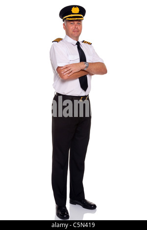 Foto eines Airline-Piloten tragen die vier bar Kapitäne Epauletten Arme gefaltet, isoliert auf einem weißen Hintergrund. Stockfoto