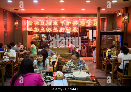 Innenraum / innen ein (echte echte, authentische ethnische) chinesisches Restaurant in Peking, China, mit Kunden und Gäste. Stockfoto