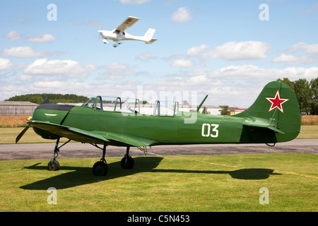 Yakolev Yak-18A 03 G-CEIB auf dem Boden am Breighton Flugplatz Stockfoto