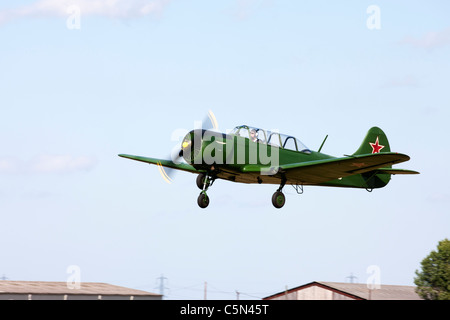 Yakolev Yak-18A 03 G-CEIB im Flug Massenermittlung Stockfoto