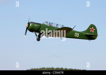 Yakolev Yak-18A 03 G CEIB Massenermittlung aus Breighton Flugplatz mit Fahrwerk ausfahren Stockfoto