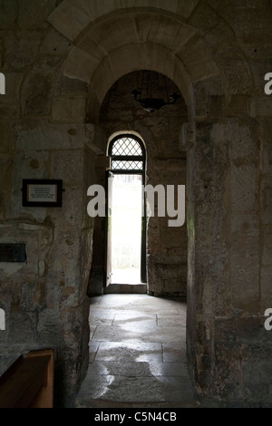 Blick durch die Tür in der sächsischen Kirche der St. Laurence, Bradford Upon Avon, Wiltshire, England UK Stockfoto