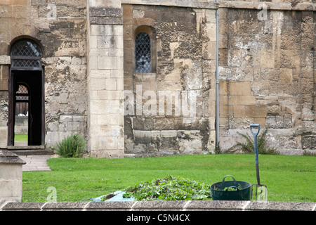 Das Gelände und die Einfahrt von der sächsischen Kirche der St. Laurence Bradford Upon Avon, Wiltshire UK Stockfoto