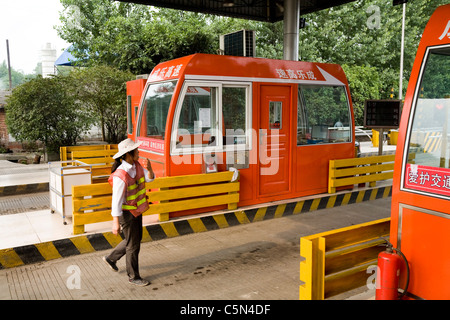 Straße / Auto Mautstelle nahe Peking in China. Stockfoto