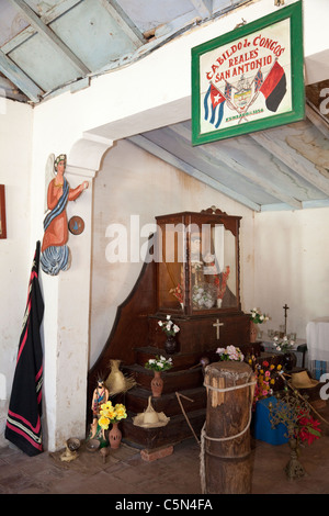 Kuba, Trinidad. Ein Schrein von St. Anthony, San Antonio, der afrikanische Gott Ogun darstellt.  Christian-African Synkretismus. Stockfoto