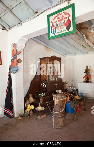 Kuba, Trinidad. Ein Schrein von St. Anthony, San Antonio, der afrikanische Gott Ogun darstellt.  Christian-African Synkretismus. Stockfoto