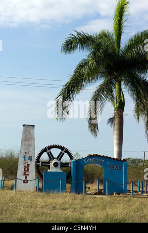 Denkmal für eine Fabrik gegründet 14. Juli 1830. Auf dem Weg von Cienfuegos nach Abreus, Kuba. Stockfoto