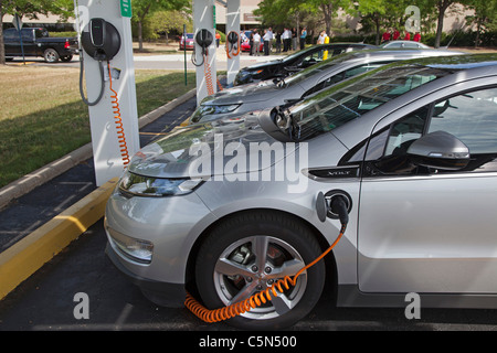 Chevrolet Volt Plug-in-Elektro-Auto an der Ladestation Stockfoto