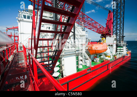 Das Aufbocken Lastkahn, Kraken, geladen mit Wind-Turbinenschaufeln für das Walney Offshore-Windpark-Projekt aus Barrow in Furness, Stockfoto