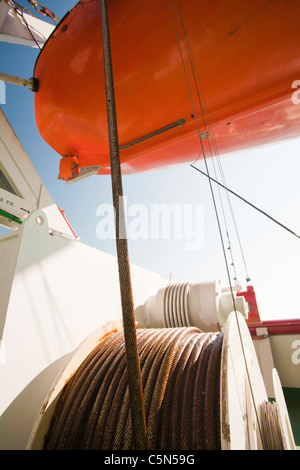 Ein Rettungsboot auf der Buchse oben Lastkahn, Kraken. Stockfoto