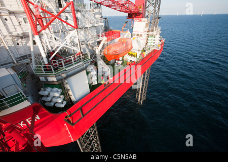 Das Aufbocken Lastkahn, Kraken, geladen mit Wind-Turbinenschaufeln für das Walney Offshore-Windpark-Projekt aus Barrow in Furness, Stockfoto