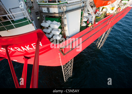 Das Aufbocken Lastkahn, Kraken, geladen mit Wind-Turbinenschaufeln für das Walney Offshore-Windpark-Projekt aus Barrow in Furness, Stockfoto