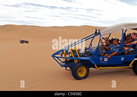 Huacachina Oase, Ica, Sechura Wüste, Südperu, Sandbuggying Touristen mit anderen Buggy im Hintergrund Stockfoto