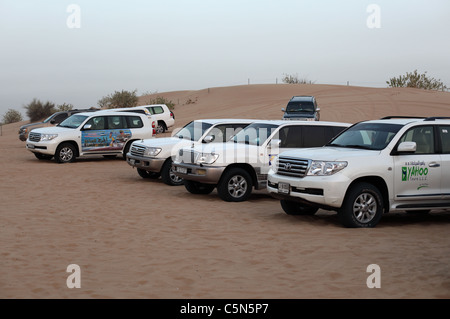 Dune bashing Offroad Autos in der Wüste von Dubai, Vereinigte Arabische Emirate Stockfoto