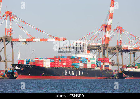 Containerschiffe sind an Maher Terminals Container-terminal in Port Newark-Elizabeth Marine Terminal geladen. Stockfoto