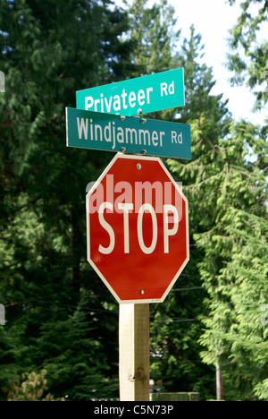 Schild und STOP-Schild auf Bowen Island, British Columbia, Kanada Stockfoto
