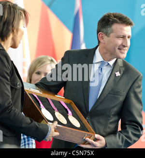 Lord Sebastian Coe hält neue olympische Medaillen "1 Jahr vor" London 2012 Olympics Trafalgar Square Stockfoto