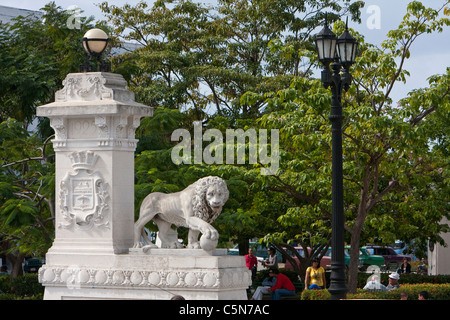 Kuba, Cienfuegos. Skulptur Löwe Kennzeichnung Eingang zum Parque Marti. Stockfoto