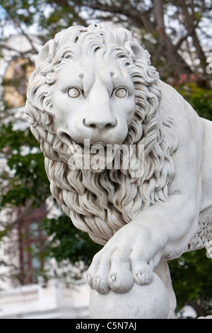 Kuba, Cienfuegos. Skulptur Löwe Kennzeichnung Eingang zum Parque Marti. Stockfoto