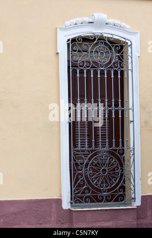 Kuba, Cienfuegos. Schmiedeeisernen Fenster Gitter. Stockfoto