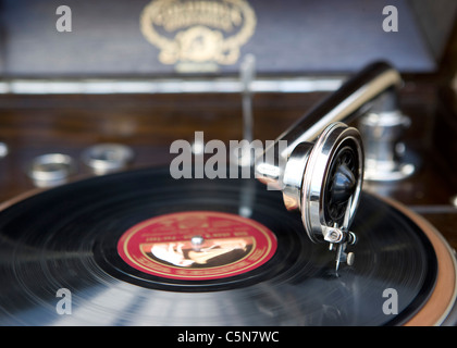 Altmodische Grammophon spielt eine 78 u/min Stockfoto